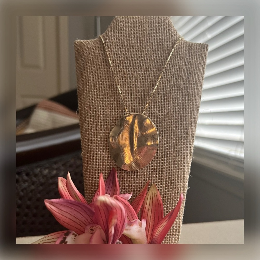 🌻Sculptural Pendant Necklace in Yellow Gold